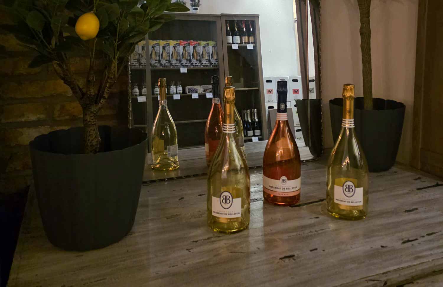 Weinflaschen auf dem Thresen